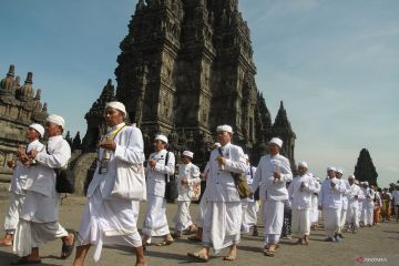 Prosesi Tawur Agung Kesanga di Candi Prambanan