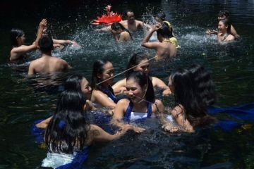 Tradisi padusan di Umbul Ngabean