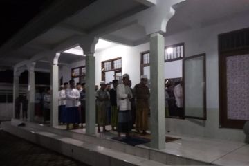 Sebagian warga Jember-Bondowoso mulai shalat tarawih pada Selasa