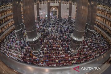 Shalat tarawih perdana di Masjid Istiqlal