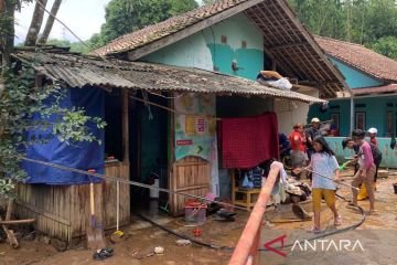 Tenda komunal dibangun untung pengungsi antisipasi banjir di CIanjur