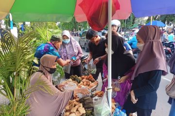 Omzet pedagang takjil di Alun-alun Kota Bekasi capai Rp20 juta sebulan