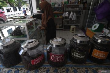 PENJUALAN KURMA SAAT RAMADHAN