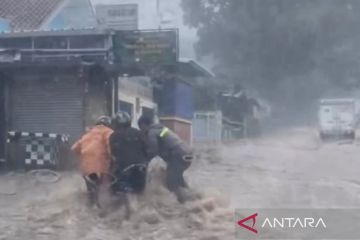 Jalur Puncak-Cipanas tergenang banjir, pengendara diminta waspada