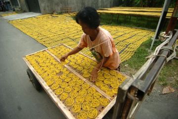 Produksi kerupuk mi