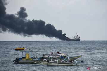 Kapal tanker pengangkut BBM terbakar di perairan Pantai Ampenan NTB