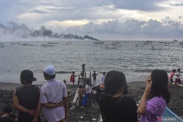Polisi bantu tangani kebakaran kapal tanker di perairan Ampenan