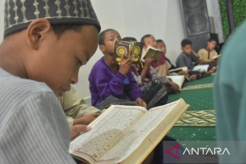 Pesantren Nuu War Bekasi didik santri dari Indonesia timur