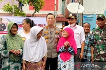 Polres Jaksel bagikan seribu paket sembako untuk kurangi beban warga