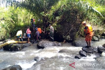 Lansia korban banjir di Manggarai Barat  belum ditemukan