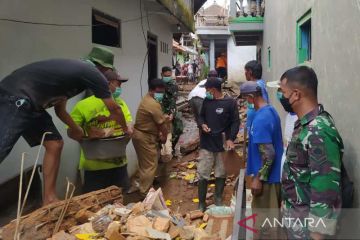 Masyarakat singkirkan puing-puing ledakan bahan mercon di Magelang