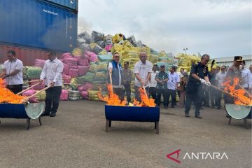 Mendag dan Menkop UKM musnahkan 7.363 bal pakaian bekas impor