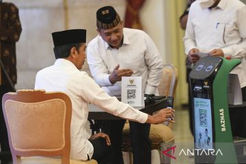 Presiden Joko Widodo serahkan zakat ke Baznas