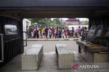 Antre pembagian takjil gratis Pemkab Bogor