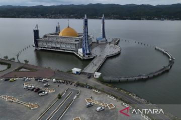 Keindahan Masjid Al Alam di tengah Teluk Kendari