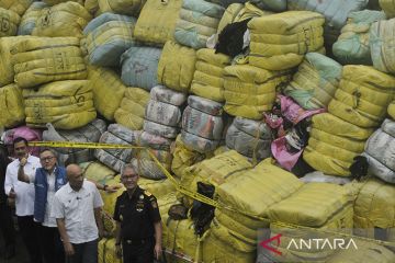 Pemusnahan dan penyitaani pakaian bekas impor ilegal