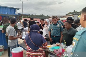 TNI AL Kendari borong takjil puluhan UMKM lalu dibagi ke masyarakat
