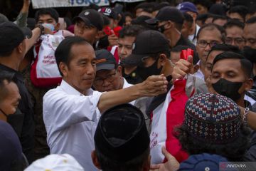 Presiden Jokowi bagikan paket sembako di Sulsel