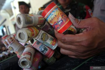 Petugas amankan ribuan petasan dan bahan bakunya di Tegal