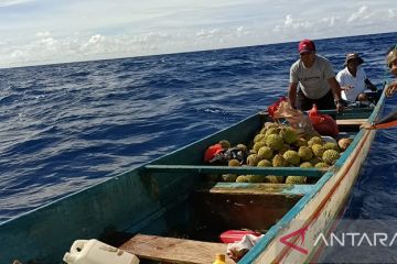 Delapan penumpang longboat mati mesin ditemukan selamat