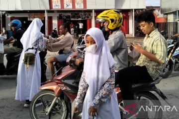 Siswa SMP Angkasa Biak berbagi takjil buka puasa Ramadhan