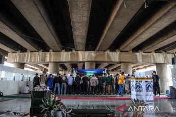 Masjid di bawah jembatan Tol Buah Batu