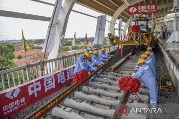 Tahap akhir pemasangan rel kereta cepat Jakarta-Bandung