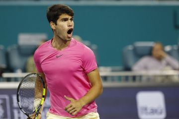 Medvedev dan Alcaraz melaju ke semifinal Miami Open