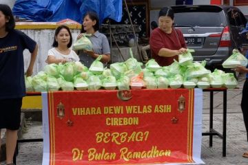 Ketika pengurus vihara berbagi makanan untuk berbuka puasa