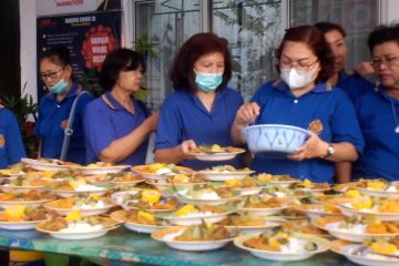 Di Warung Berkah, wanita Katolik layani umat Islam berbuka puasa