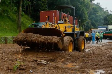 Longsor di Desa Pingit sempat tutup jalur Semarang-Magelang