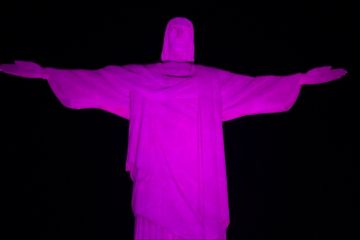 Patung Kristus Sang Penebus di Brasil diterangi cahaya ungu
