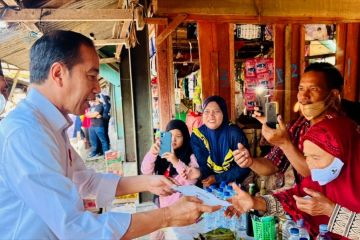 Presiden cek harga dan stok pangan di Pasar Mendenrejo Blora