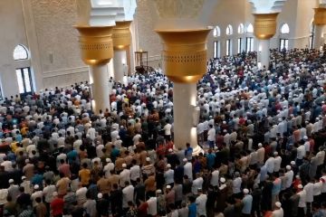 Ribuan jamaah padati Salat Jumat perdana di Masjid Sheikh Zayed Solo