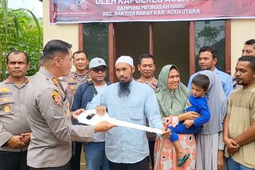 Saat penderita lumpuh layu di Aceh Utara terima bantuan rehab rumah