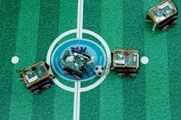 Turnamen sepak bola robot karya anak-anak remaja di Rusia