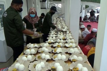 Ada ribuan porsi makanan di Masjid Al Hakim Padang selama Ramadhan