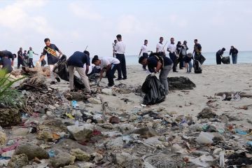 Aksi bersih pantai wisata dari sampah di Kota Sabang