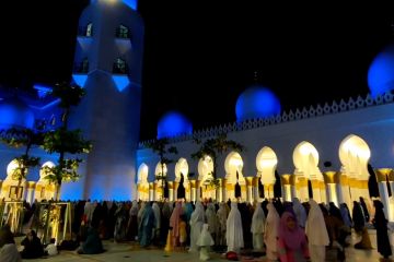 Antusiasme warga shalat tarawih perdana di Masjid Sheikh Zayed Solo