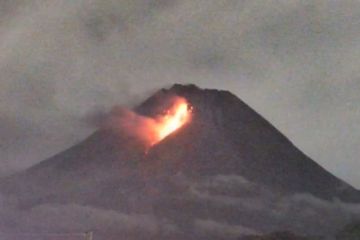 Awan panas guguran Merapi terjadi malam hari menuju Kali Bebeng