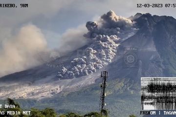 Gunung Merapi kembali erupsi pada Minggu pagi