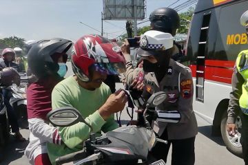 Polres Temanggung bagikan masker ke pedagang dan pengguna jalan