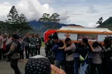 Dua jenazah anggota TNI-Polri yang gugur saat jaga tarawih dievakuasi