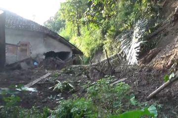 Dua rumah di Ngawi rusak dihantam longsor