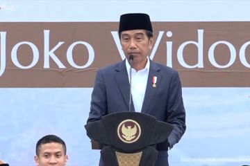 Momen saat Presiden Jokowi bagi-bagi sepeda untuk masyarakat Tabalong