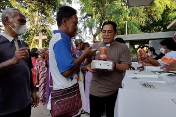 Gereja Bongsari Semarang bagikan makanan berbuka gratis bagi warga