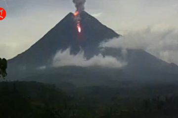Gunung Semeru luncurkan lava pijar sejauh 2,5 km