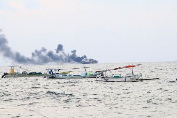Kapal pengangkut BBM terbakar di Perairan Ampenan