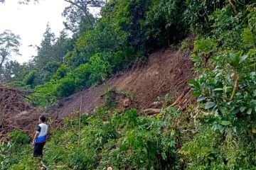 Longsor tutup akses jalan lokasi wisata Telaga Ngebel di Ponorogo