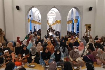 Menikmati buka puasa bersama ribuan jamaah Masjid Raya Sheikh Zayed